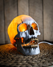 Cargar imagen en el visor de la galería, Lámpara The Mime Skull
