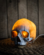 Cargar imagen en el visor de la galería, Lámpara The Mime Skull
