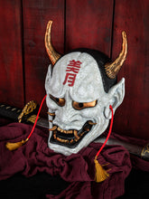 Cargar imagen en el visor de la galería, Mascara Hannya Tradicional Blanca

